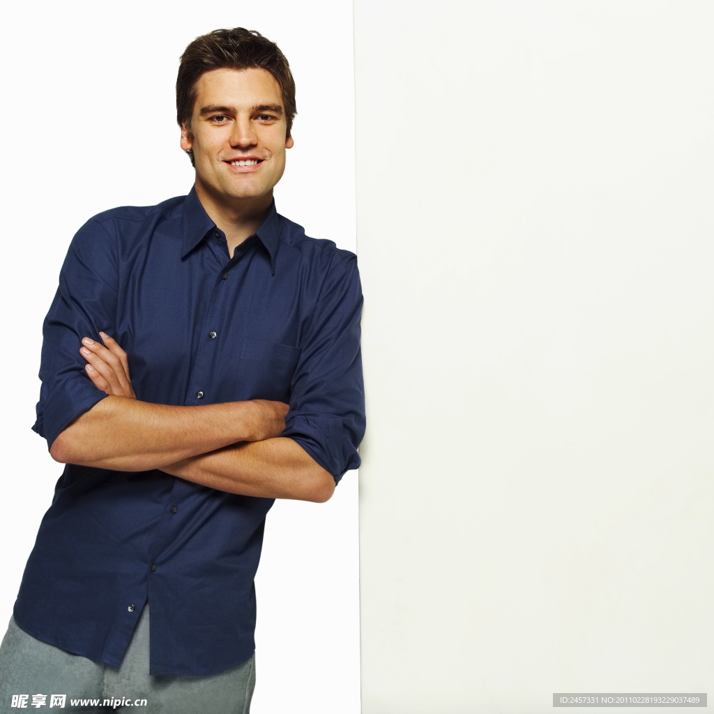 靠着空白公共频道微笑商务人物