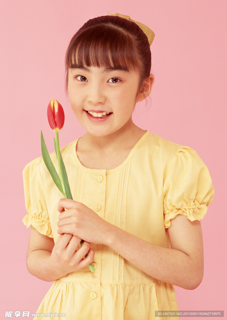 拿着鲜花的微笑小女孩