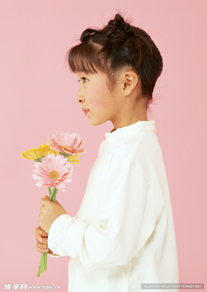 拿着鲜花的微笑小女孩
