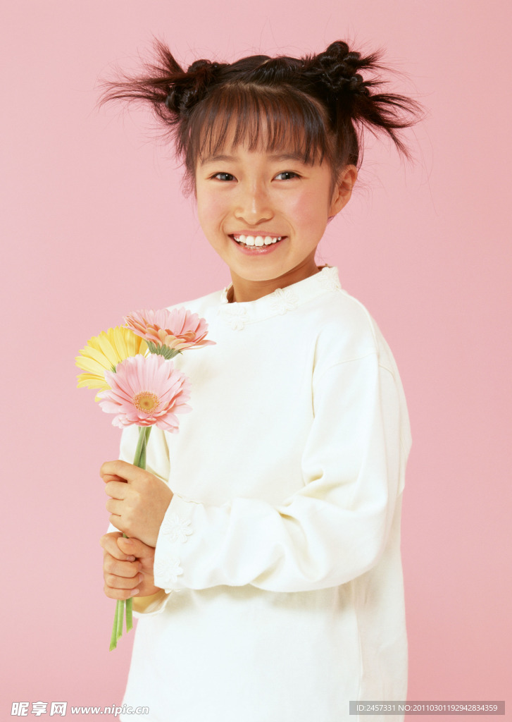 拿着鲜花的微笑小女孩
