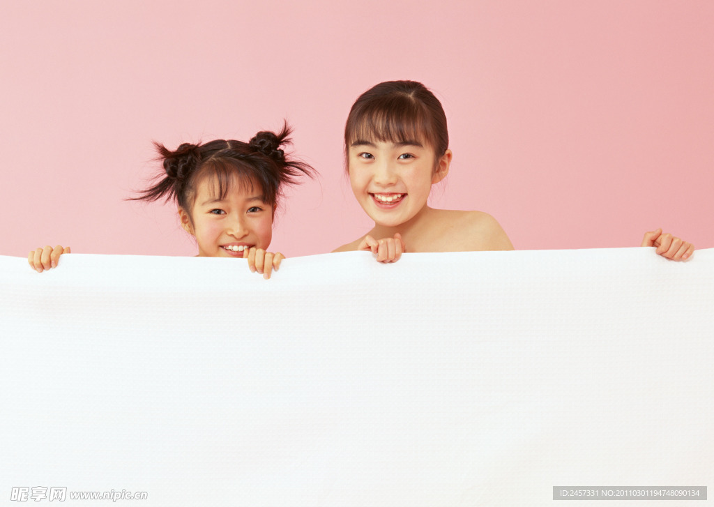 毛巾被后边的两个快乐小女孩