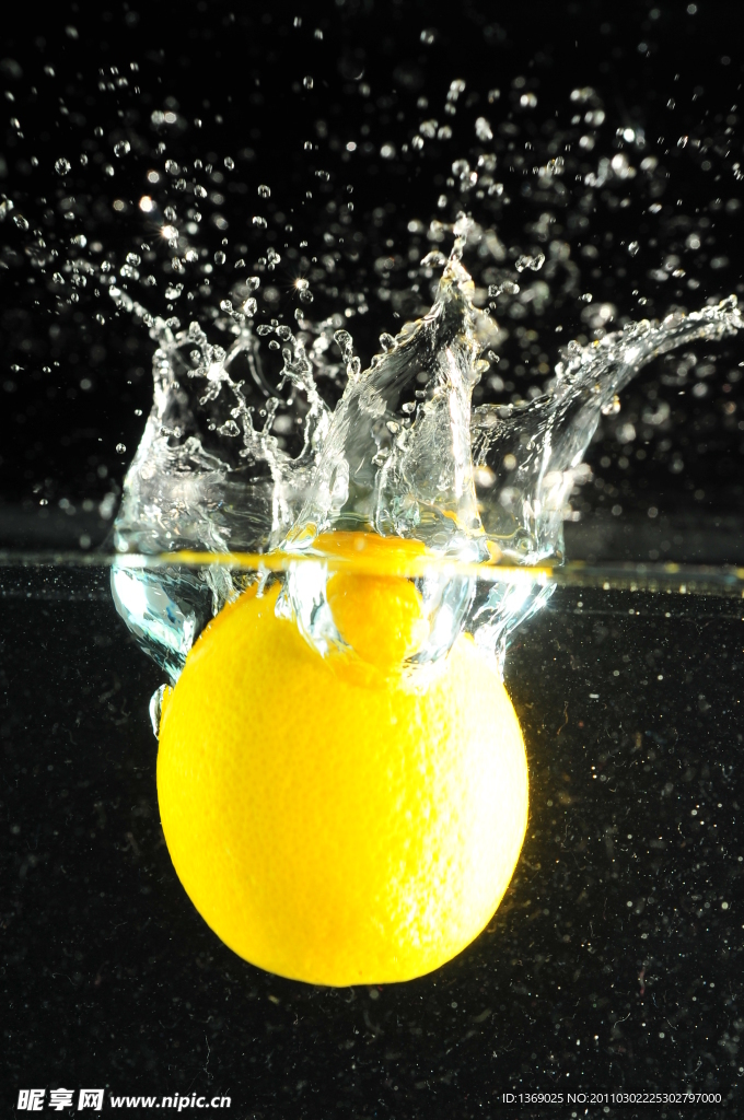 落入水中的柠檬