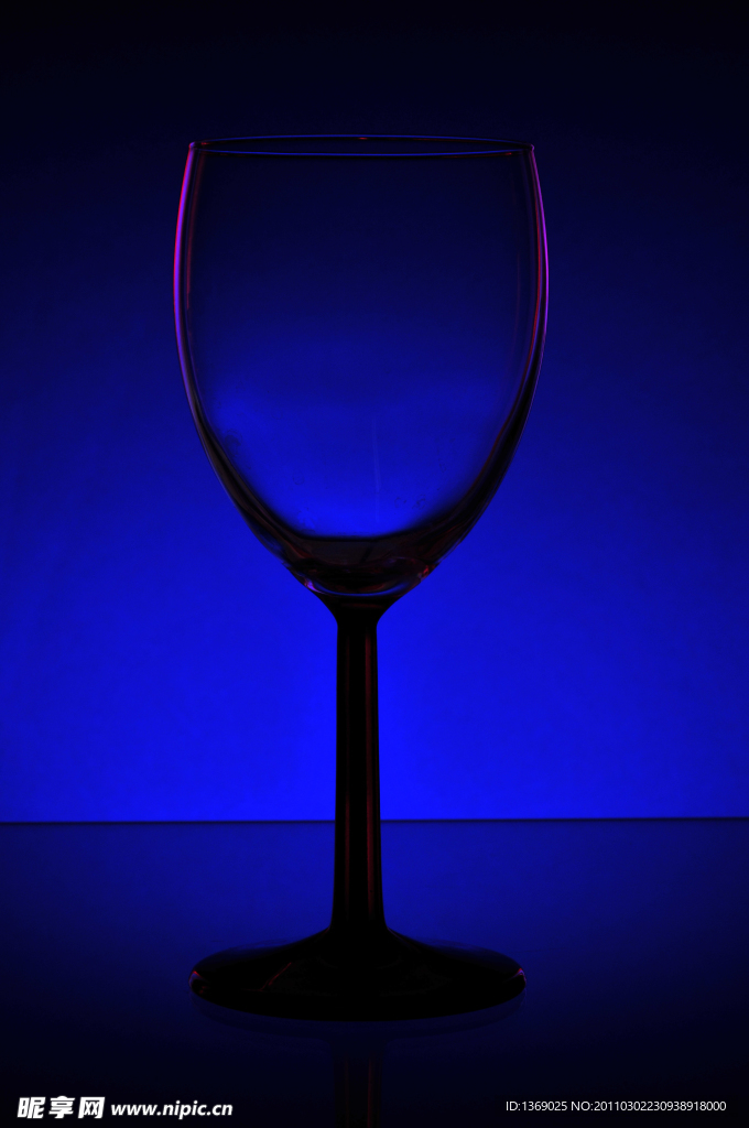 黑暗中的酒杯