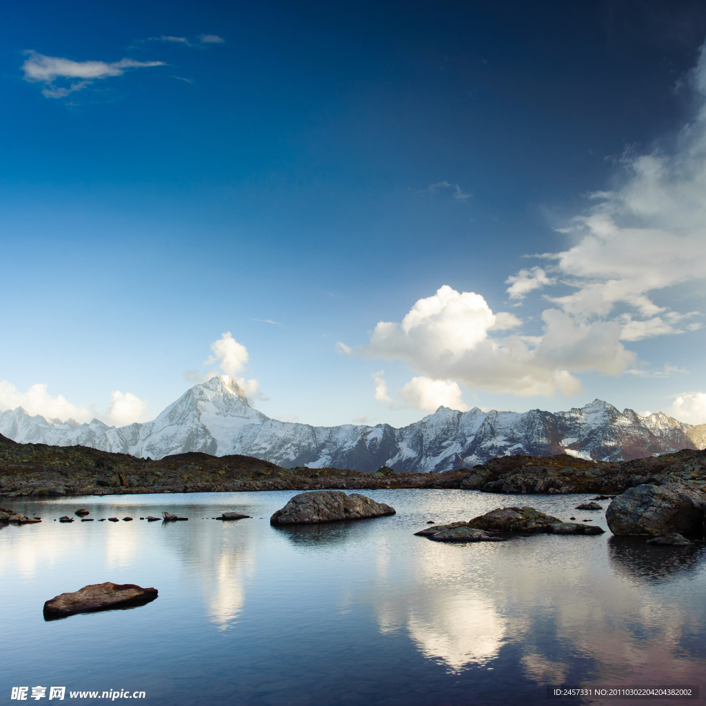 蓝天白云山脉湖水