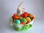 装彩蛋的兔篮子