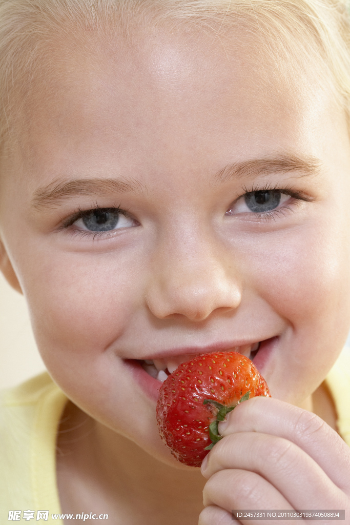 吃草莓的孩子