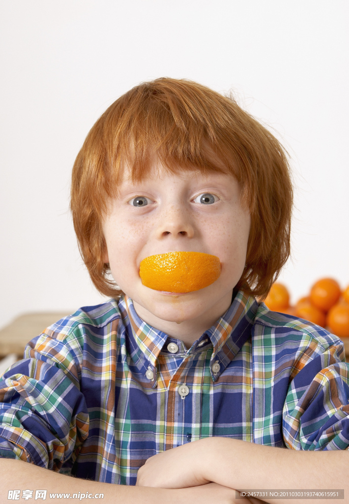 吃橘子的孩子
