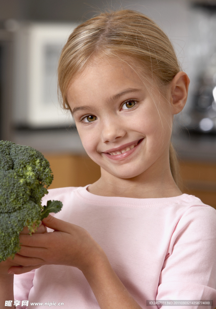吃蔬菜的小女孩