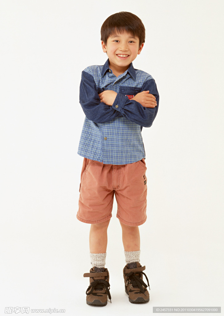 穿着校服的快乐小学生