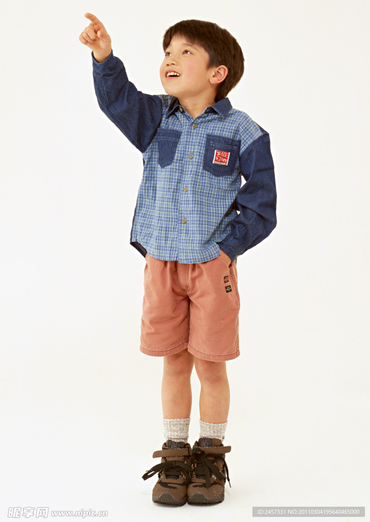 穿着校服的小学生