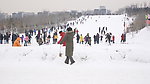 戏雪图