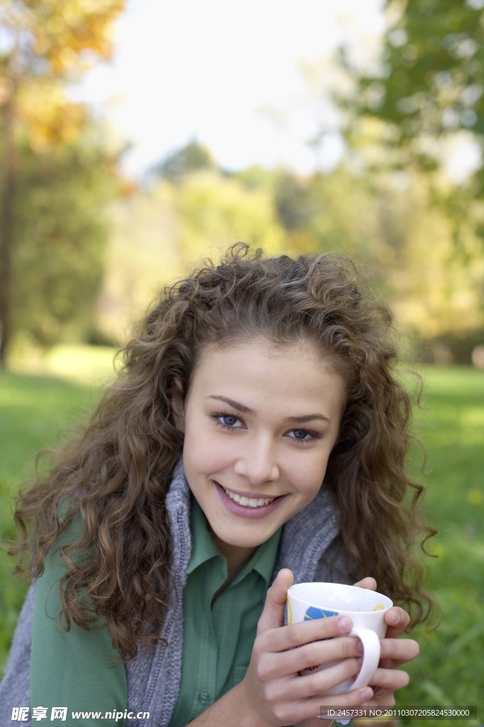 公园喝茶的女孩