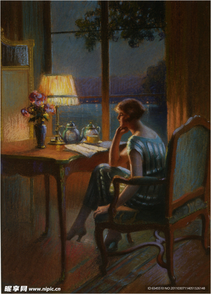 台灯旁看书的女子