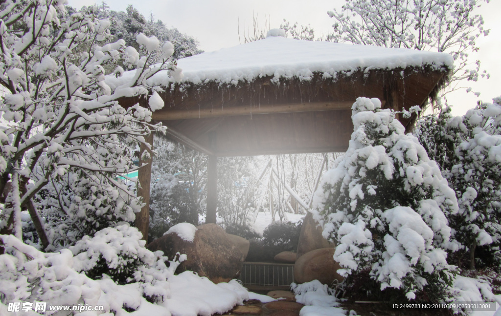 池前雪景