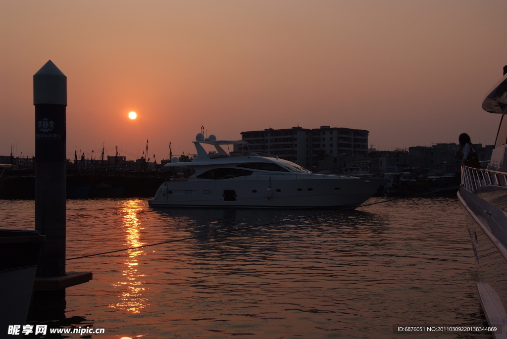 夕阳下的海星游艇