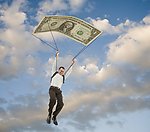 天空金钱降落伞的商务人物