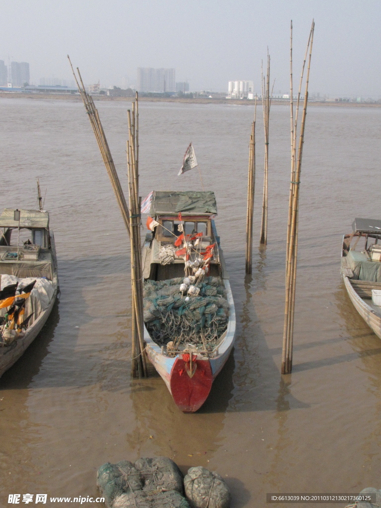 浙江温州苍南敖江上的小渔船