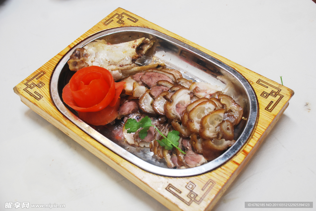 酱香肘子