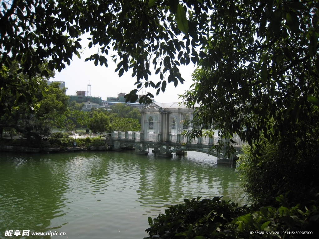 湖边