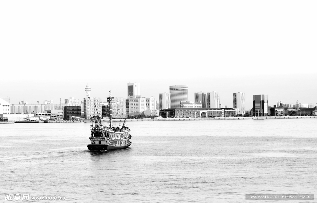 神户海滨 海盗船驶向远方 黑白版