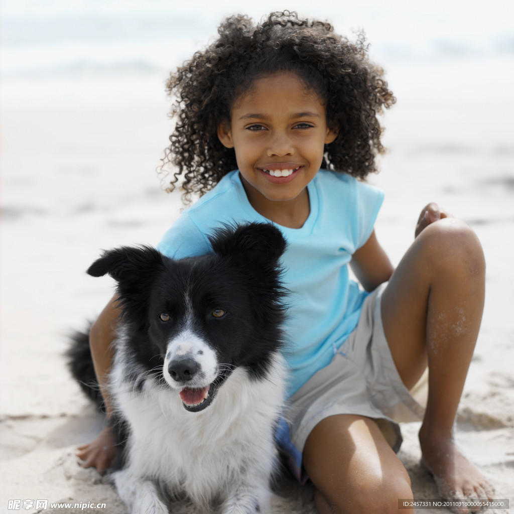 沙滩抱着小狗的小女孩