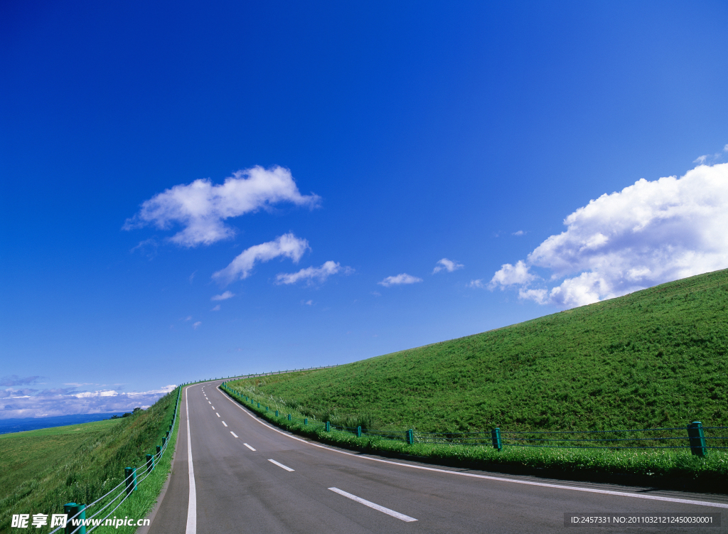蓝天白云绿野公路