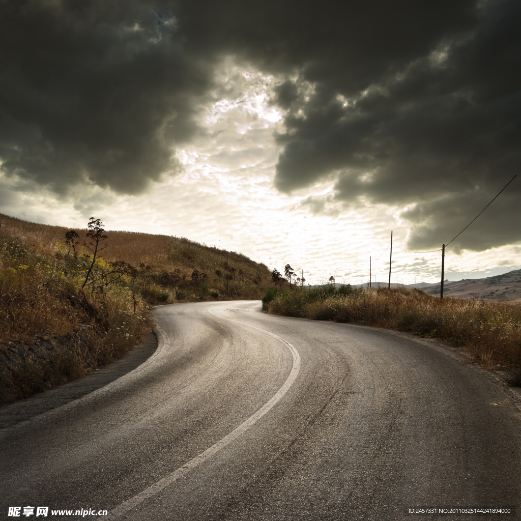 山区弯曲公路