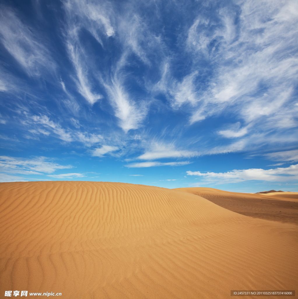 蓝天白云沙漠沙丘