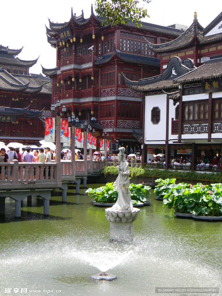 上海城隍庙九曲桥喷水池一景