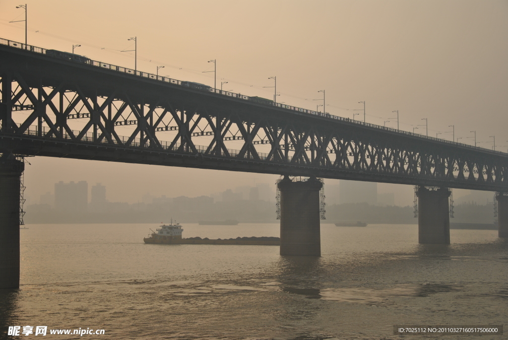 夜幕下的武汉长江大桥