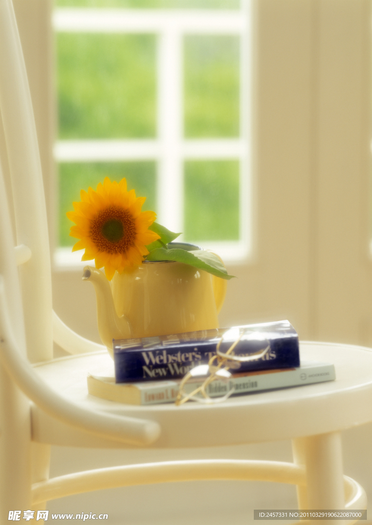 窗前椅子上的向日葵茶壶