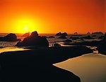 太阳照海边岩石