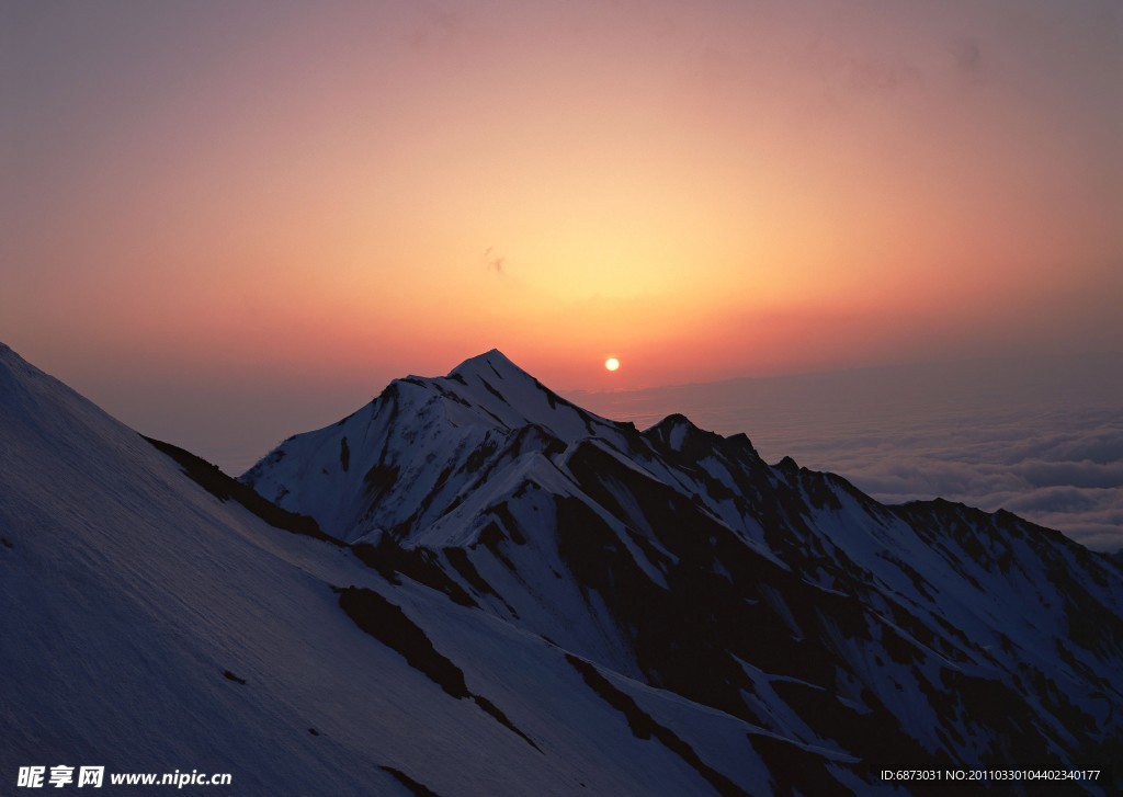 夕阳照雪山