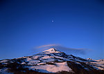 高山 蓝天 月亮