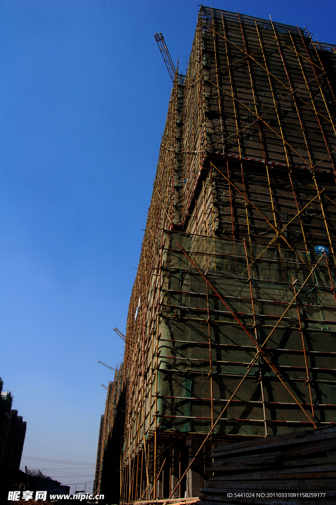建设中