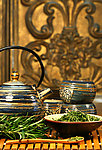 一壶清茶和茶叶
