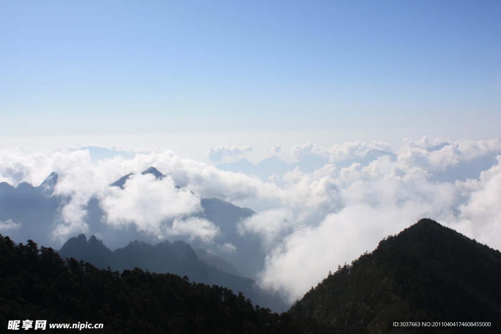 云雾缭绕 山 神农架