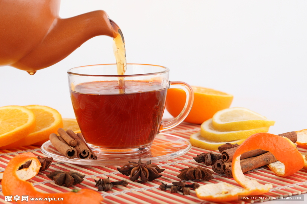 醇香茶水和水果