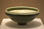 龙泉窑青釉刻莲花菊瓣钵
