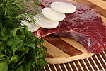 生肉鲜肉 木板 案板 香菜 蔬菜 洋葱
