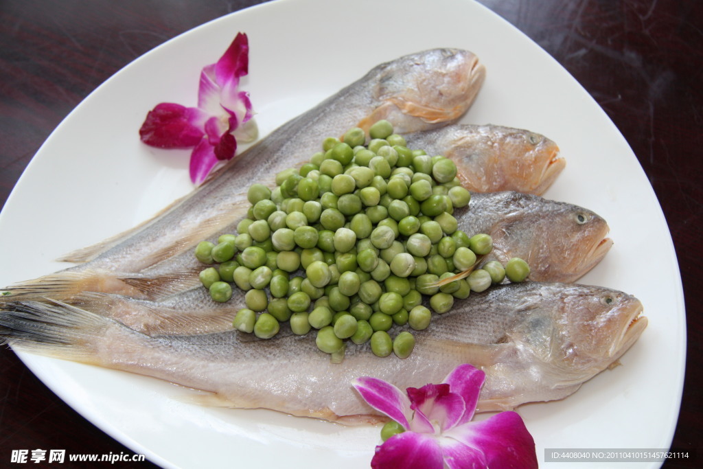 青豆焖黄鱼