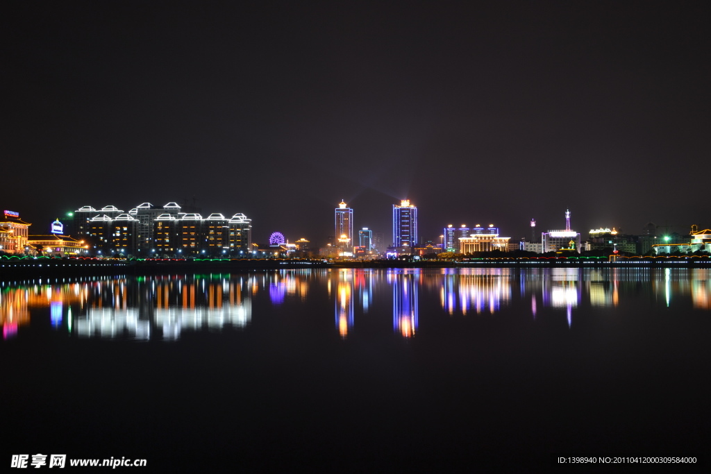 湖南岳阳南湖风光带夜景