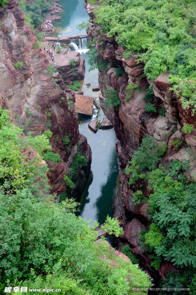 山中河流