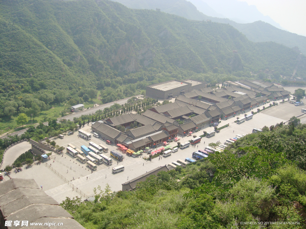 长城山下风景