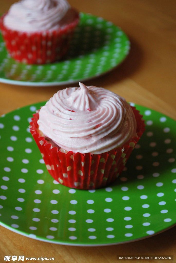 红草莓奶油纸托蛋糕