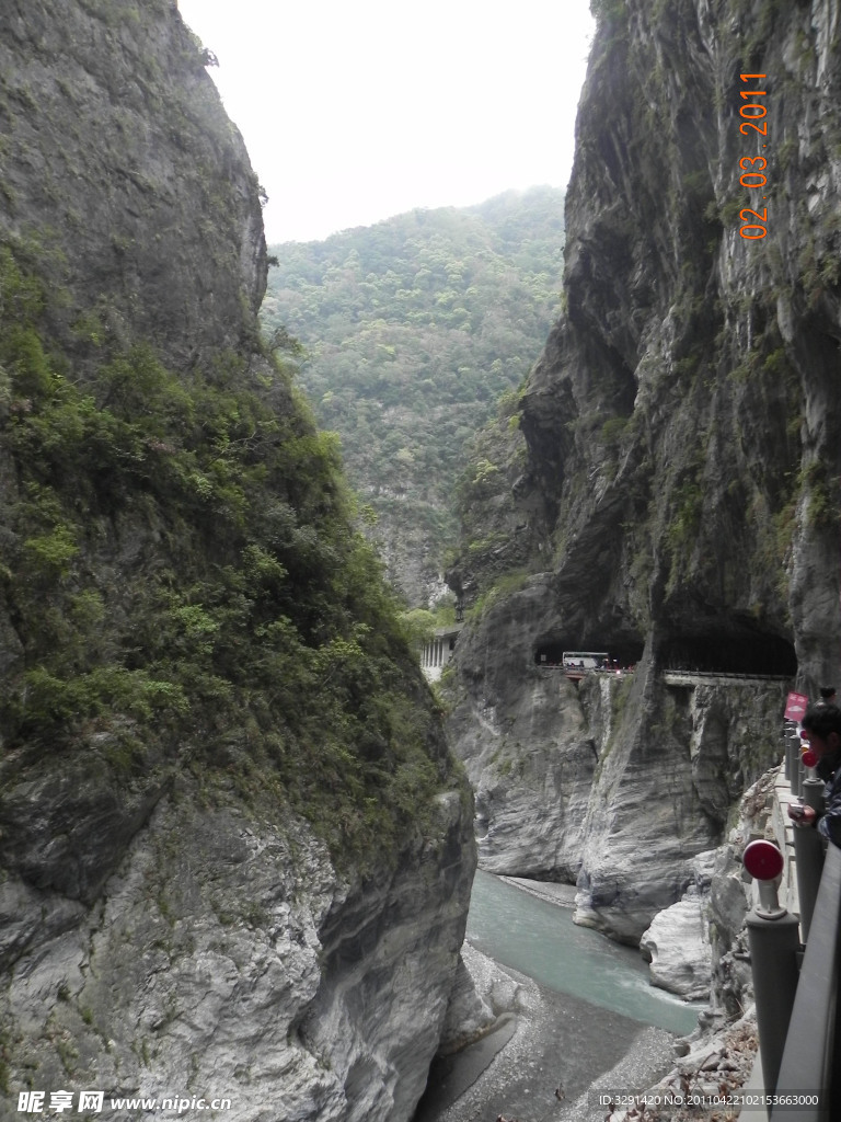 山峰溪流