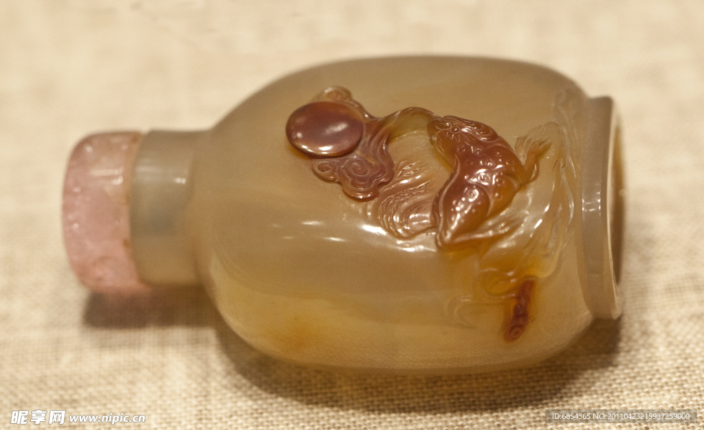 玛瑙雕蟾蜍鼻烟壶	