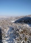 雪山环绕