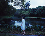 池塘边的少女