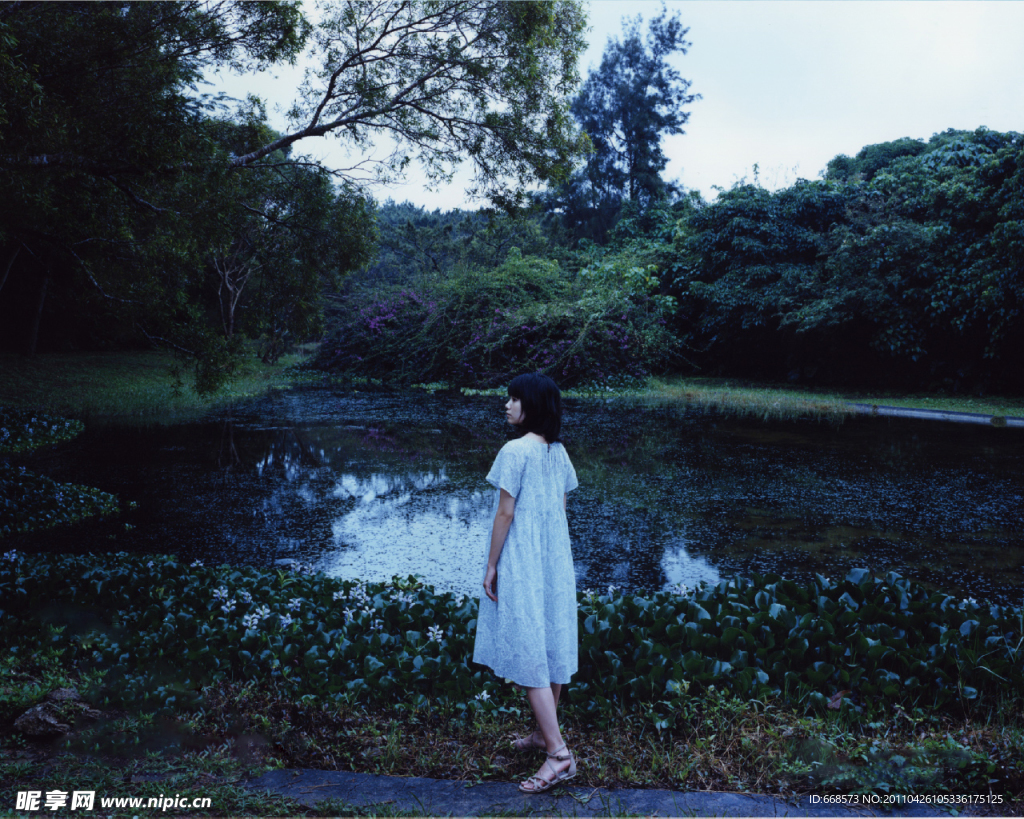 池塘边的少女